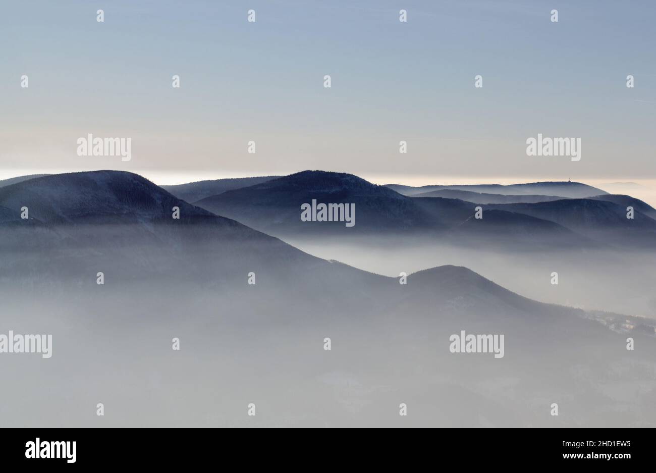 Paesaggio invernale e inversione atmosferica coperto dalla nebbia a Beskydy Foto Stock