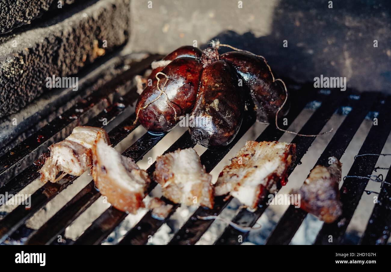 Barbecue in stile sudamericano con diversi tagli di vitello e salsiccia di sangue Foto Stock