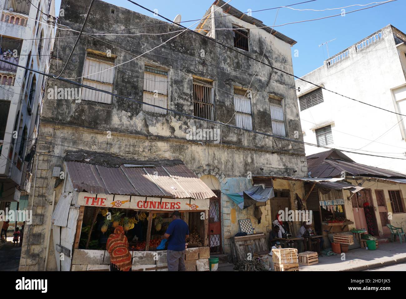 Casa in una strada trafficata della città vecchia di Mombasa, Kenya Foto Stock