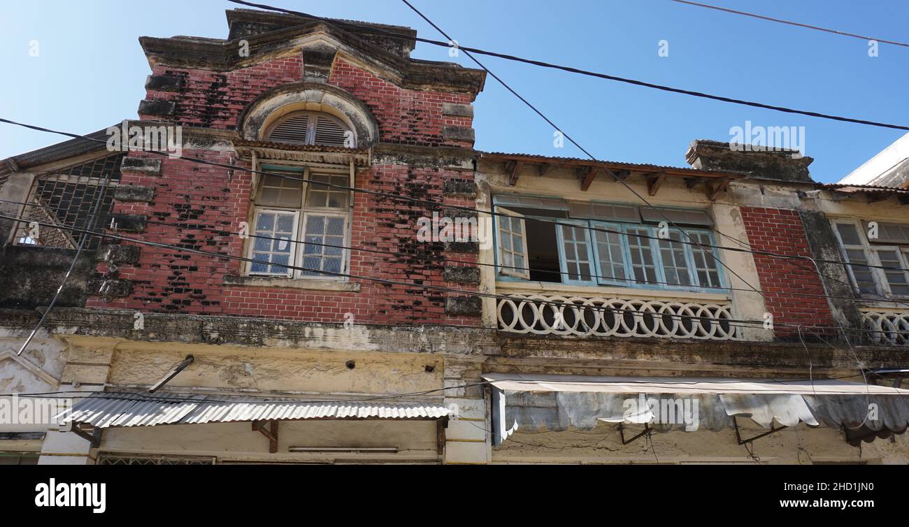 Bella facciata vecchia di una casa nella città vecchia di Mombasa, Kenya Foto Stock