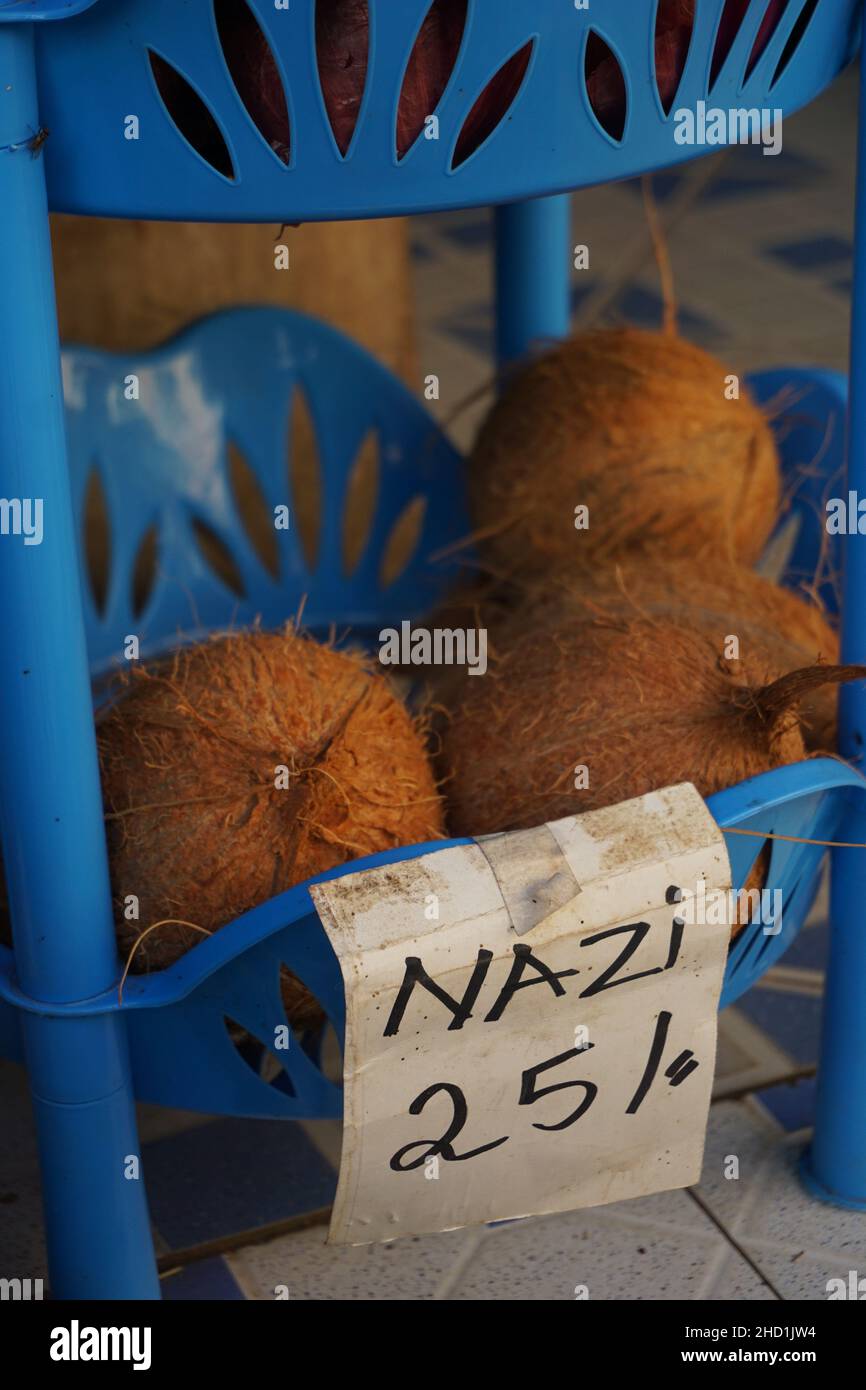 Coconut freschi offerti in lingua swahili a Mombasa, Kenya Foto Stock