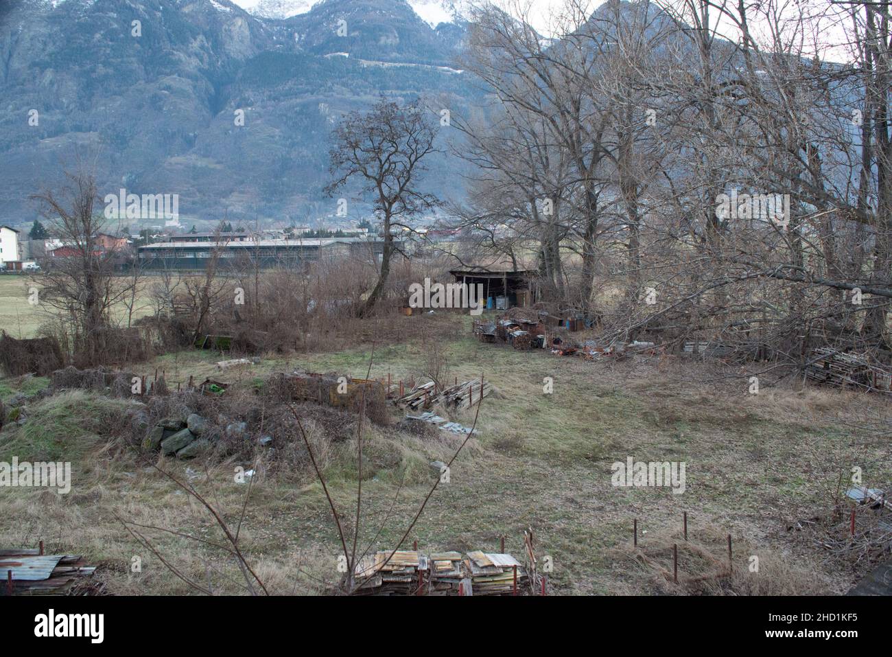 casetta abbandonata nel mezzo del verde agricolo Foto Stock