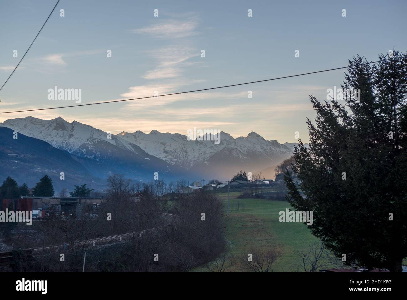 paesaggio agricolo di montagna con prato verde in inverno Foto Stock