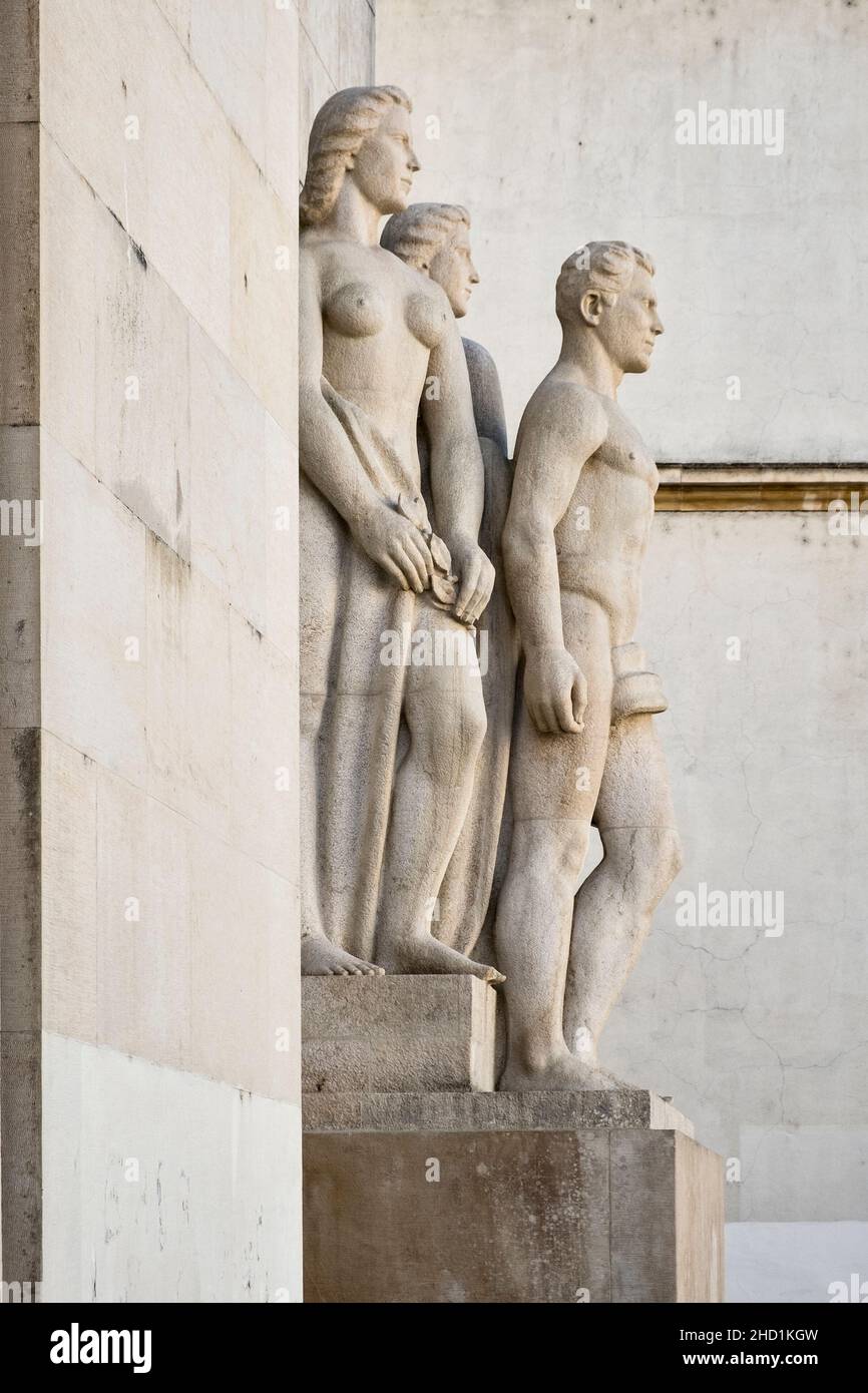 Statue neoclassiche al di fuori della Faculdade de Medicina presso l'Università di Coimbra, Portogallo Foto Stock