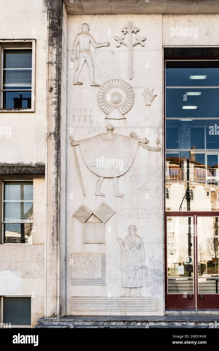 Bassorilievo sulla facciata del Dipartimento di Matemática Matematica dell'Università di Coimbra, Portogallo, aperto nel 1969 Foto Stock