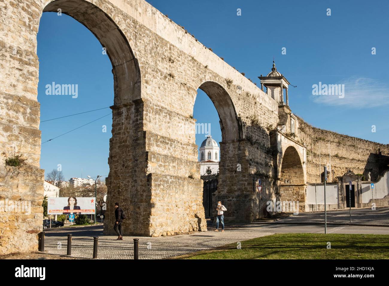 L'acquedotto di São Sebastião a Coimbra, Portogallo, costruito intorno al 1570. Conosciuto anche come "arcos do jardim", si trova accanto al giardino botanico della città Foto Stock