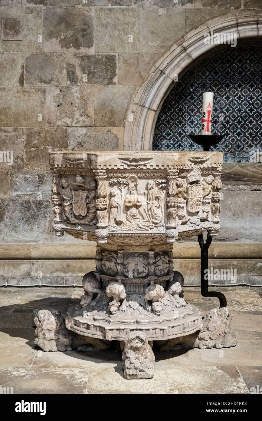 Il carattere gotico-rinascimentale del 16c nel sé Velha (vecchia cattedrale), Coimbra, Portogallo, con un rilievo che mostra il battesimo di Cristo da parte di Giovanni Battista Foto Stock