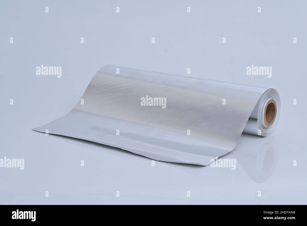 Rotolo di carta in lamina di alluminio isolato su sfondo bianco Foto Stock