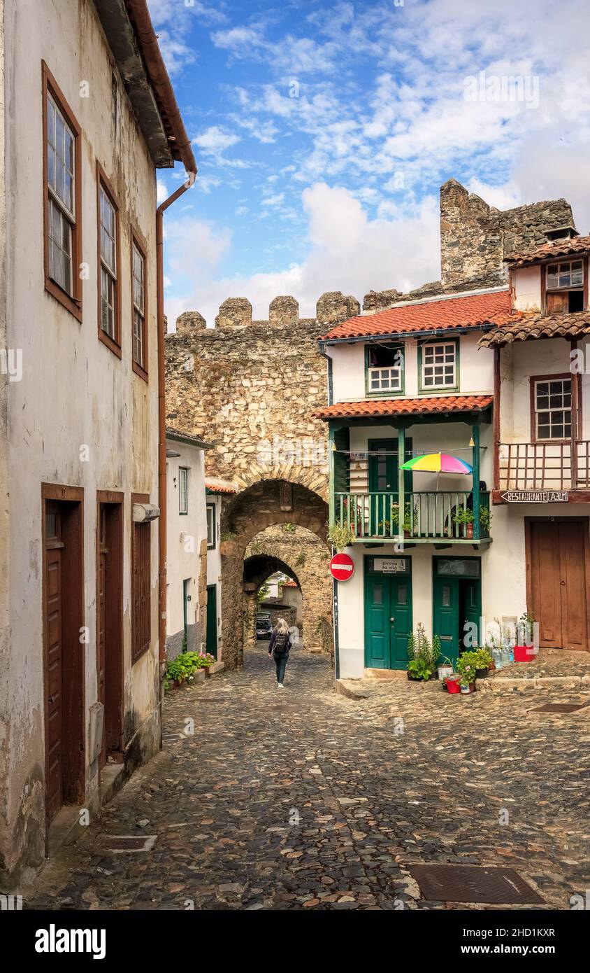 Bragana, Portogallo - 27 giugno 2021: Porta da Vila e Santo António dalla cittadella di Bragana visto dall'interno del castello Foto Stock