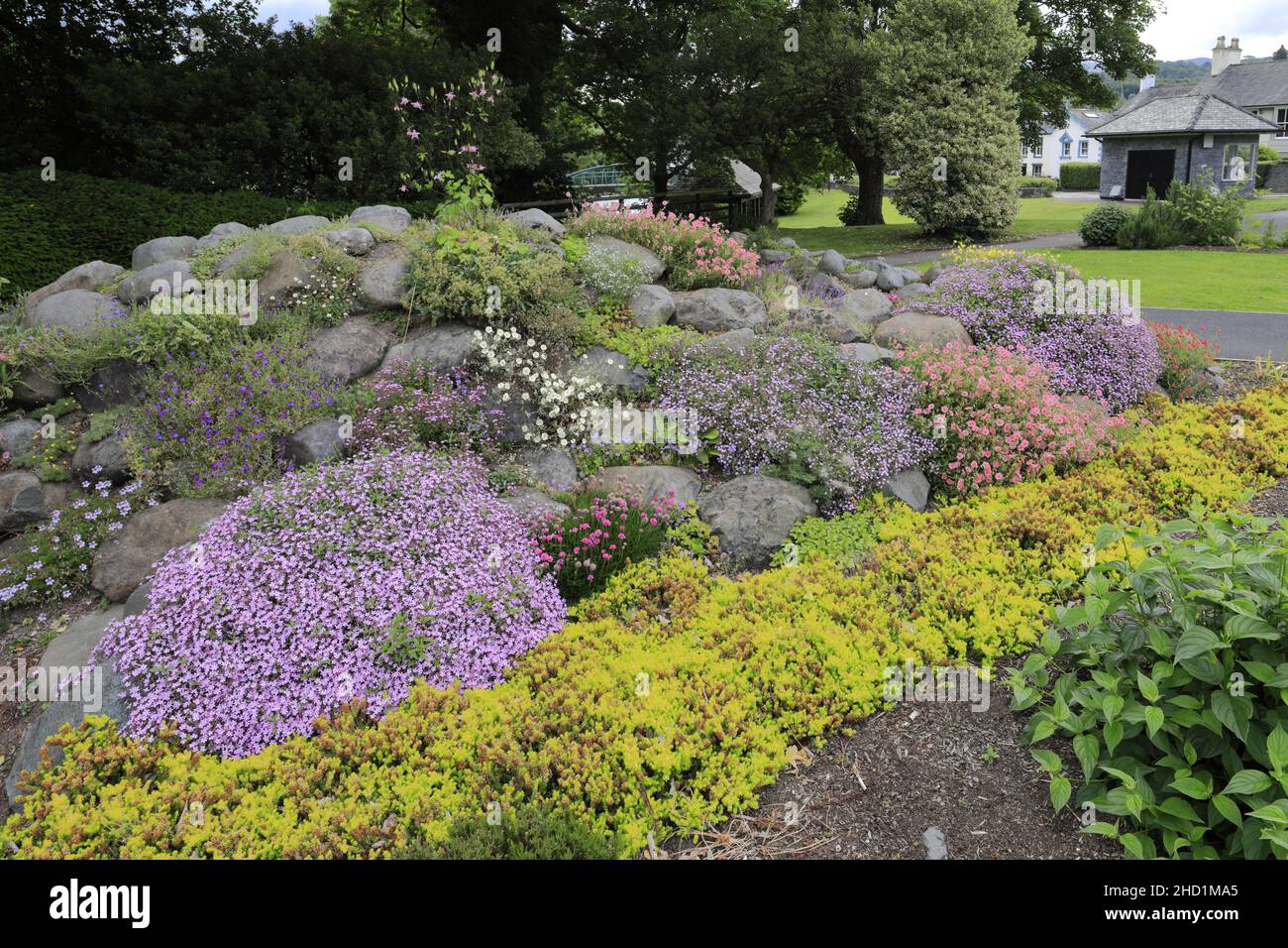Fiori di Primavera in Fitz Park, Keswick Town, Parco Nazionale del Distretto dei Laghi, Cumbria County, England, Regno Unito Foto Stock