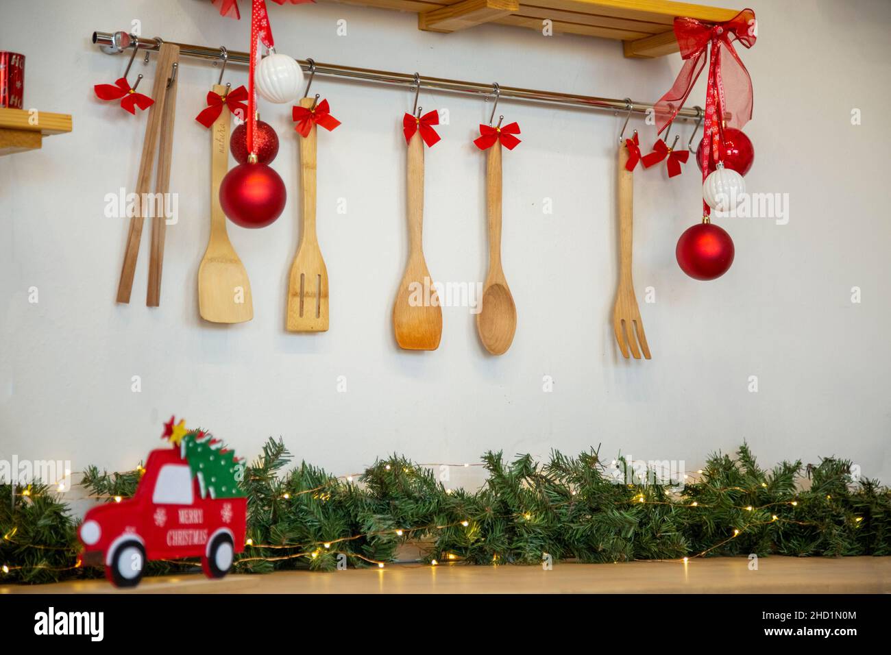 Cucina piano di lavoro in legno con piano cottura e stoviglie decorate per le vacanze invernali di Natale Foto Stock