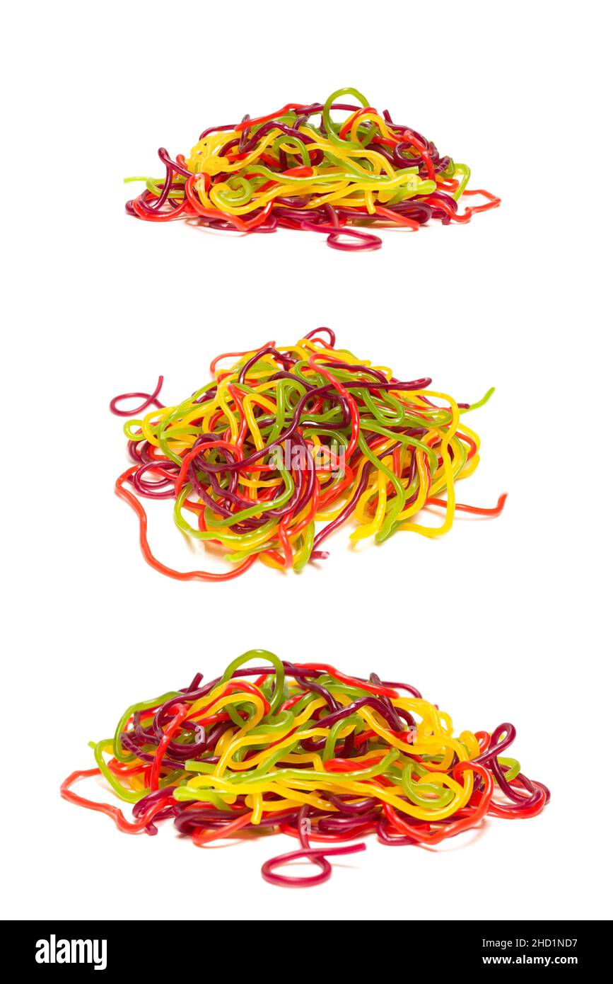 Gustosi spaghetti di gelatina isolati su sfondo bianco. Strisce di caramelle. Foto Stock