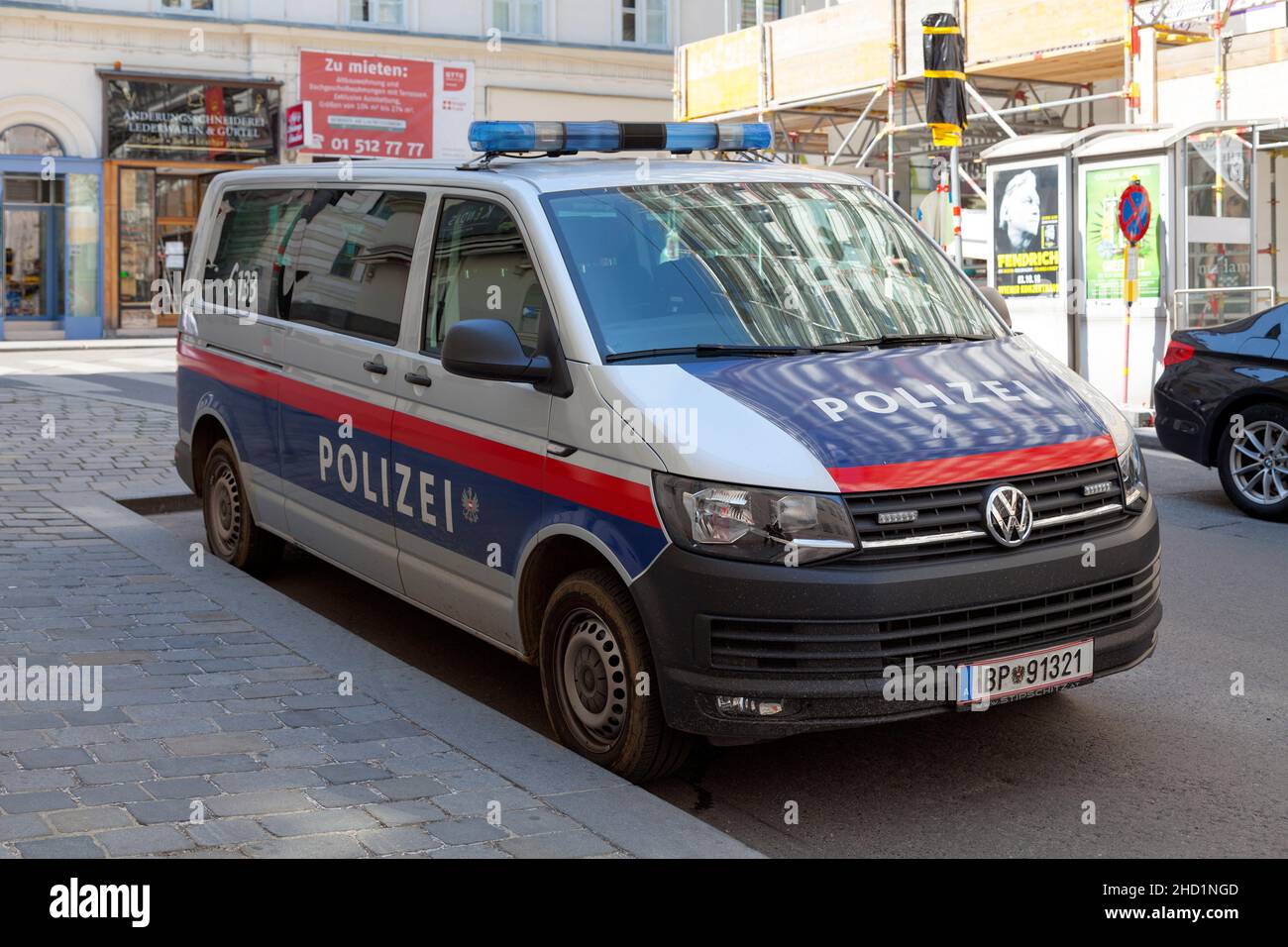 Vienna, Austria - Giugno 17 2018: Pulmino di polizia parcheggiato in una strada del centro città. Foto Stock