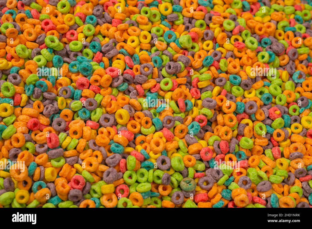 Dolci fiocchi multicolore, anelli di cereali come sfondo. Foto Stock