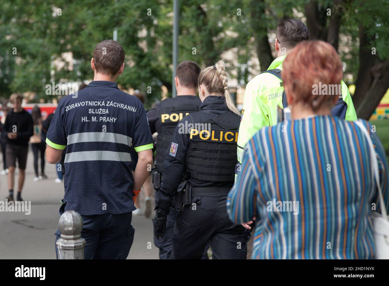 Praga, Repubblica Ceca - Giugno 14 2018: Due paramedici del Servizio di emergenza medica della capitale di Praga e due poliziotti Foto Stock