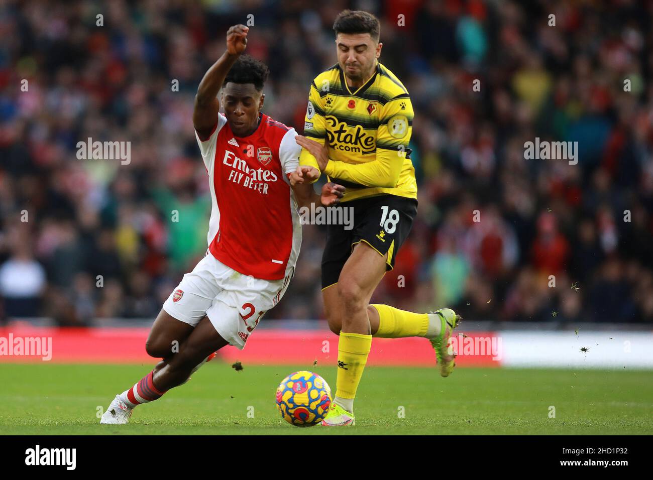 Andre Gray of Watford e Albert Sambi Lokonga of Arsenal combattono per la palla - Arsenal contro Watford, Premier League, Emirates Stadium, Londra, UK - 7th novembre 2021 solo per uso editoriale - si applicano le restrizioni DataCo Foto Stock