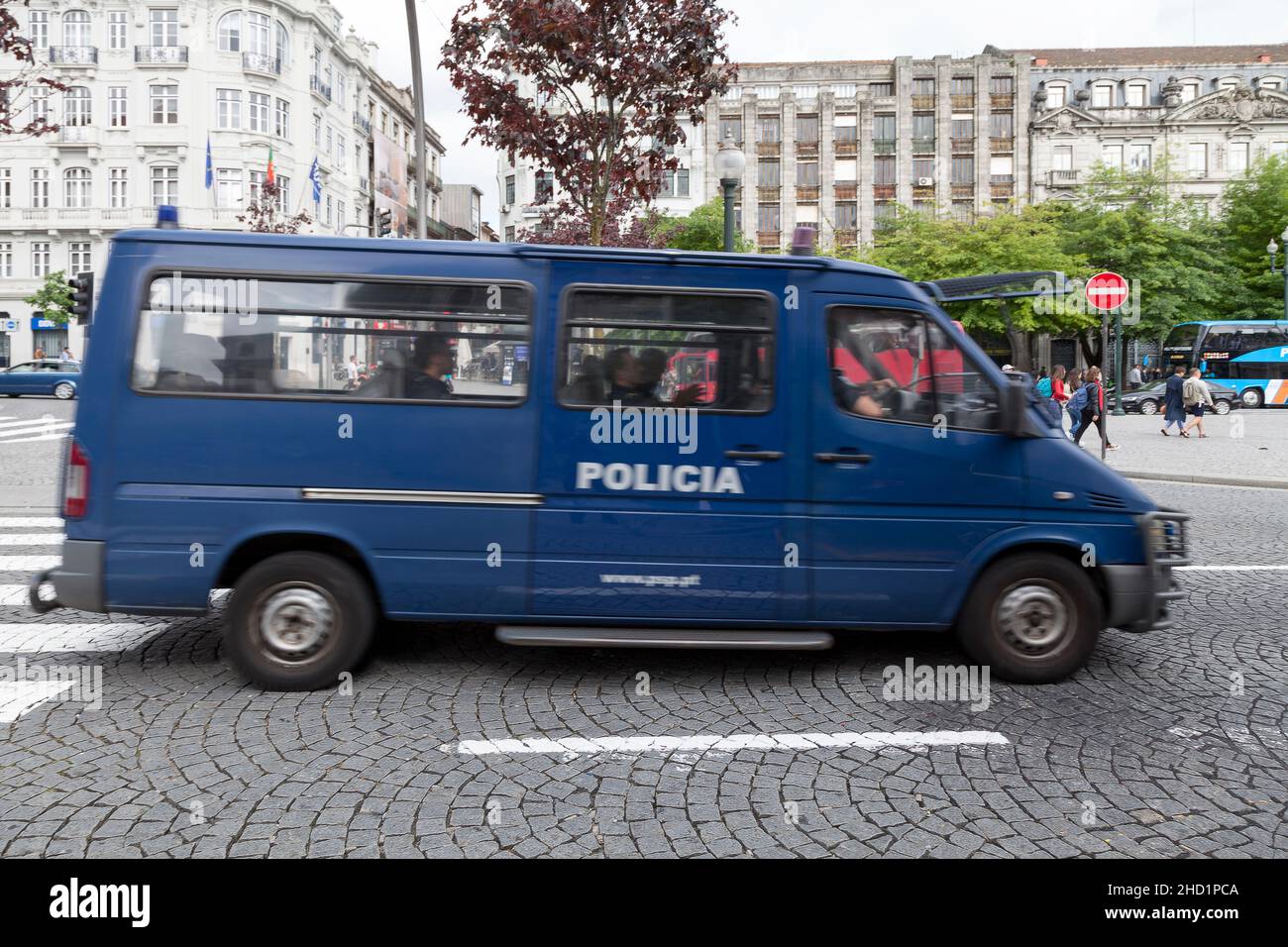 Porto, Portogallo - Giugno 03 2018: Pulmino di polizia durante una pattuglia nel centro della città. Foto Stock
