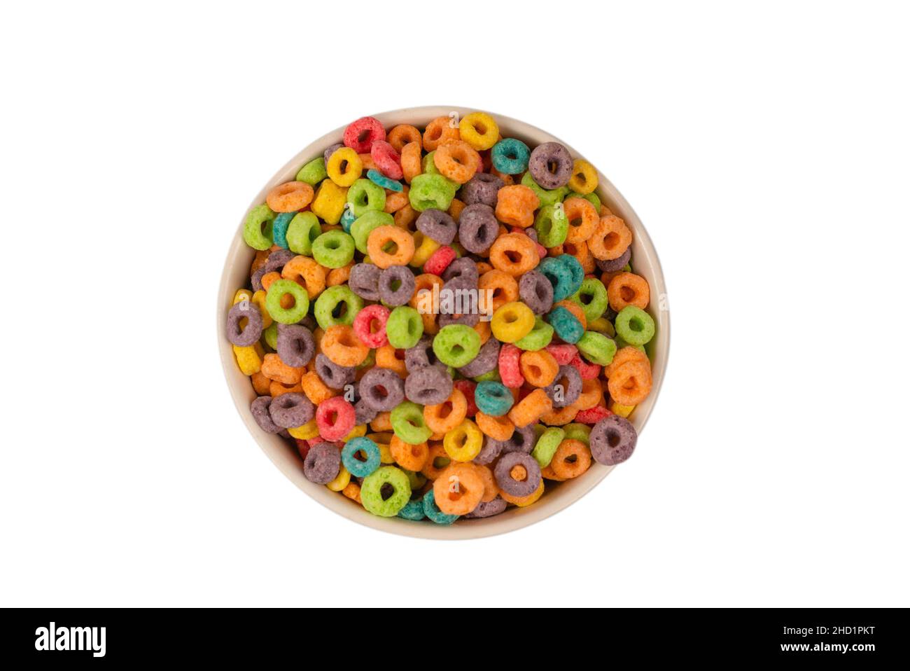 Anelli colorati i cereali fuoriescono in una ciotola. Colazione. Isolato su sfondo bianco. Foto Stock