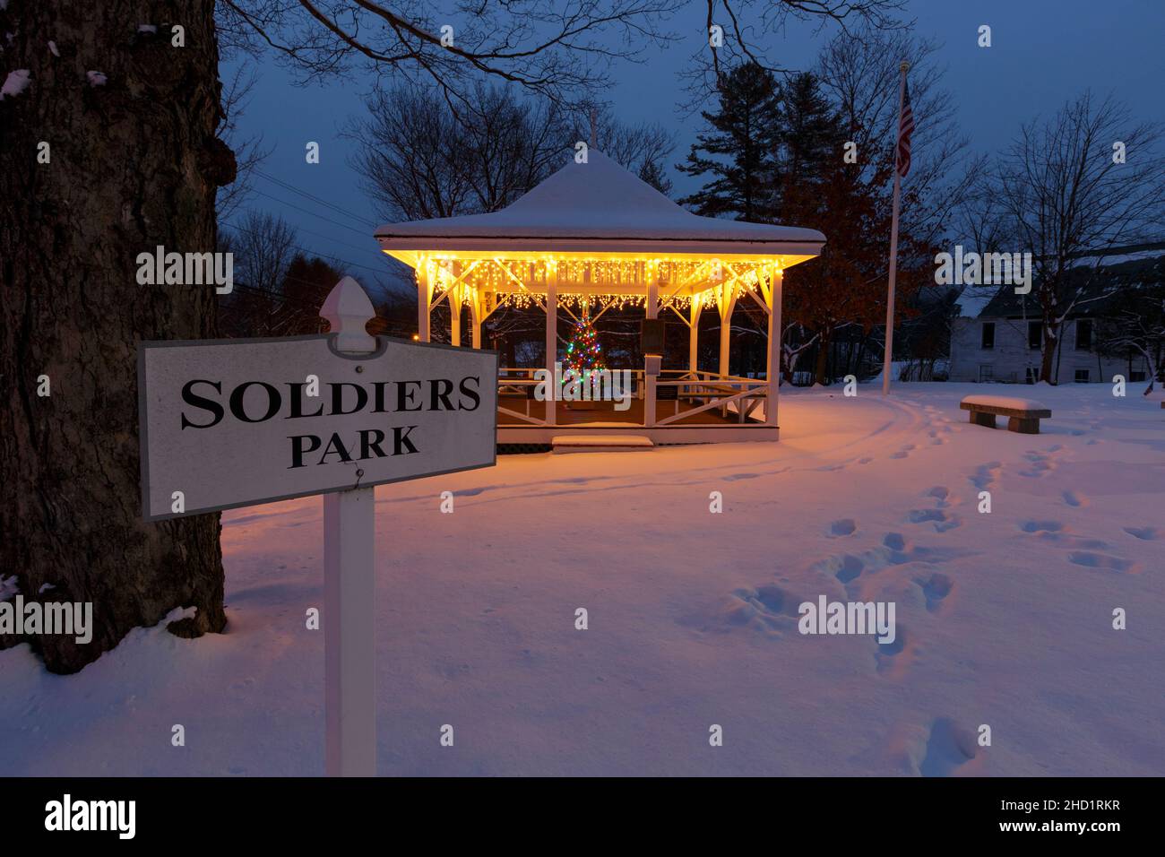 Soldiers Park nel villaggio di North Woodstock, New Hampshire presto al mattino durante il mese di gennaio. Foto Stock