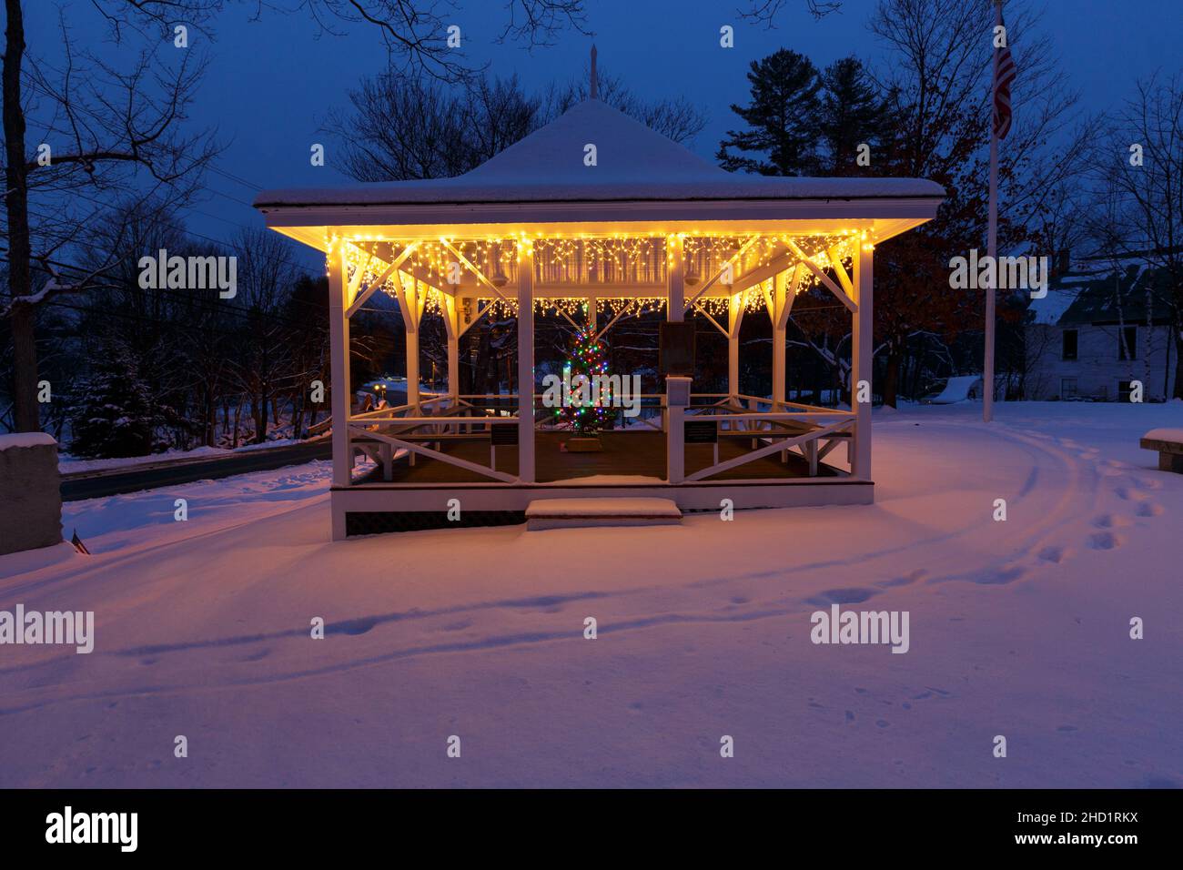 Soldiers Park nel villaggio di North Woodstock, New Hampshire presto al mattino durante il mese di gennaio. Foto Stock