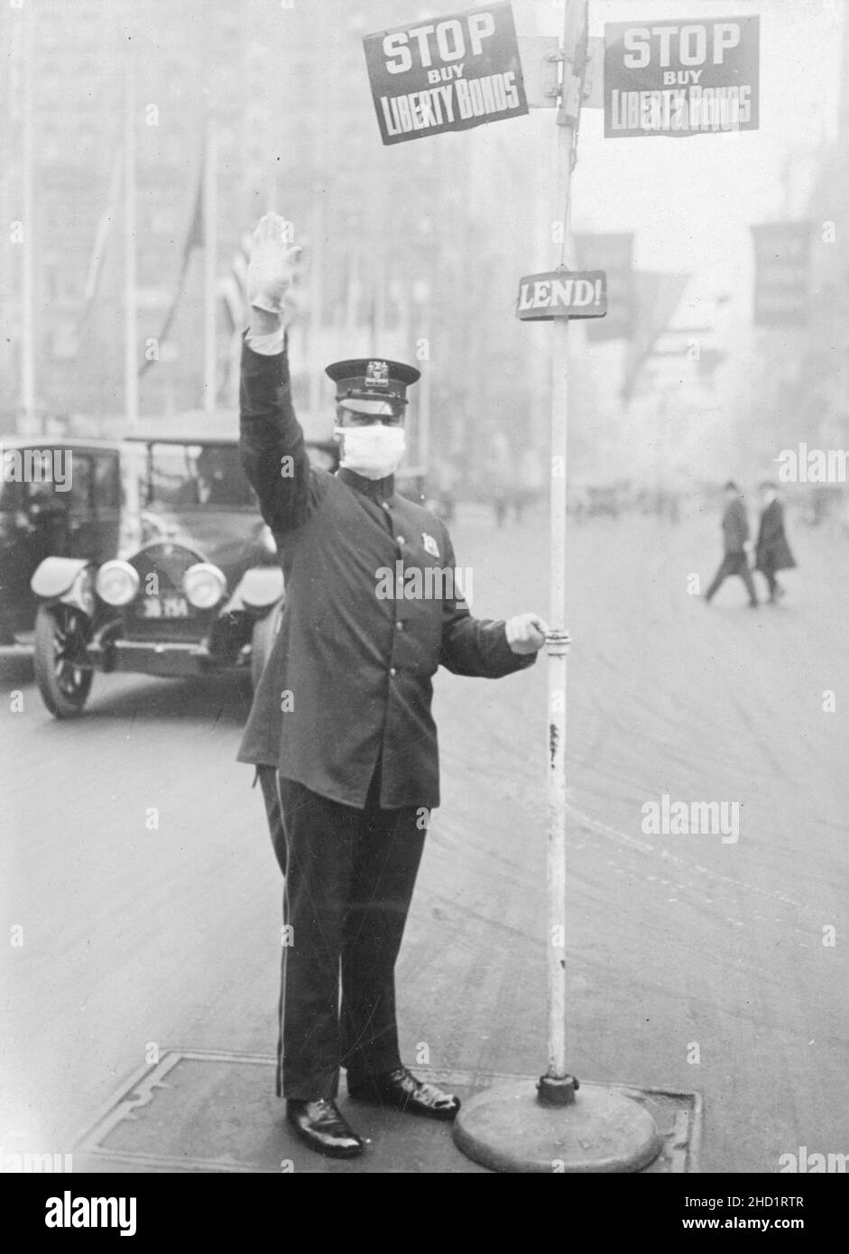 Epidemia di influenza - maschere per la protezione contro l'influenza. Traffico 'poliziotto' a New York City indossare maschera di garza - 1918 Foto Stock