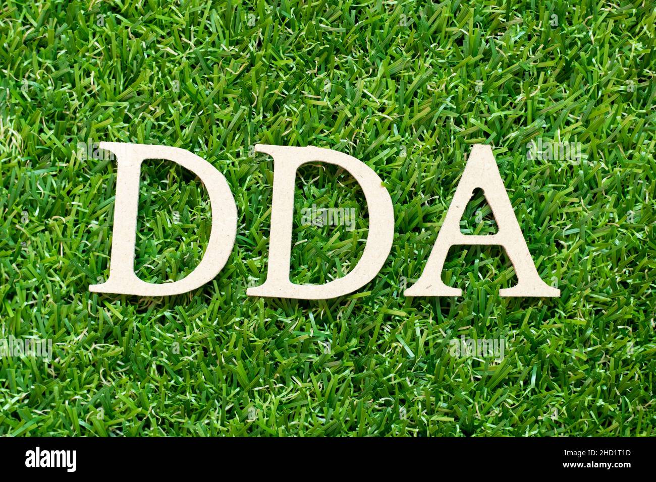 Lettera alfabetica in parola DDA (abbreviazione di ammortamento, smagrimento e ammortamento o conto deposito domanda) su sfondo verde erba Foto Stock
