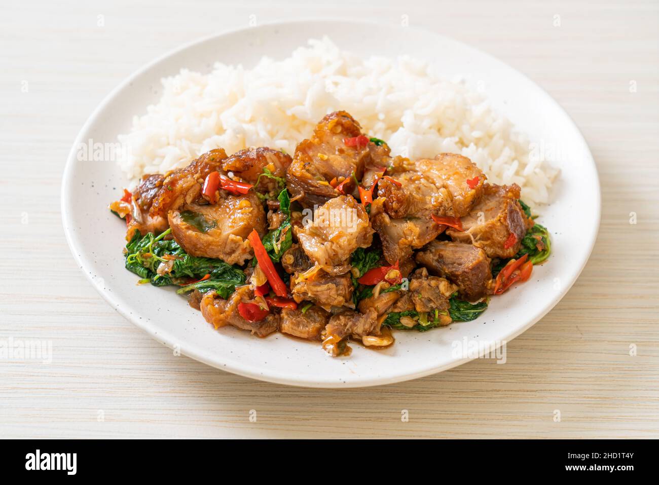 Pancia di maiale croccante fritta in padella e basilico con riso - cibo di strada locale asiatico Foto Stock