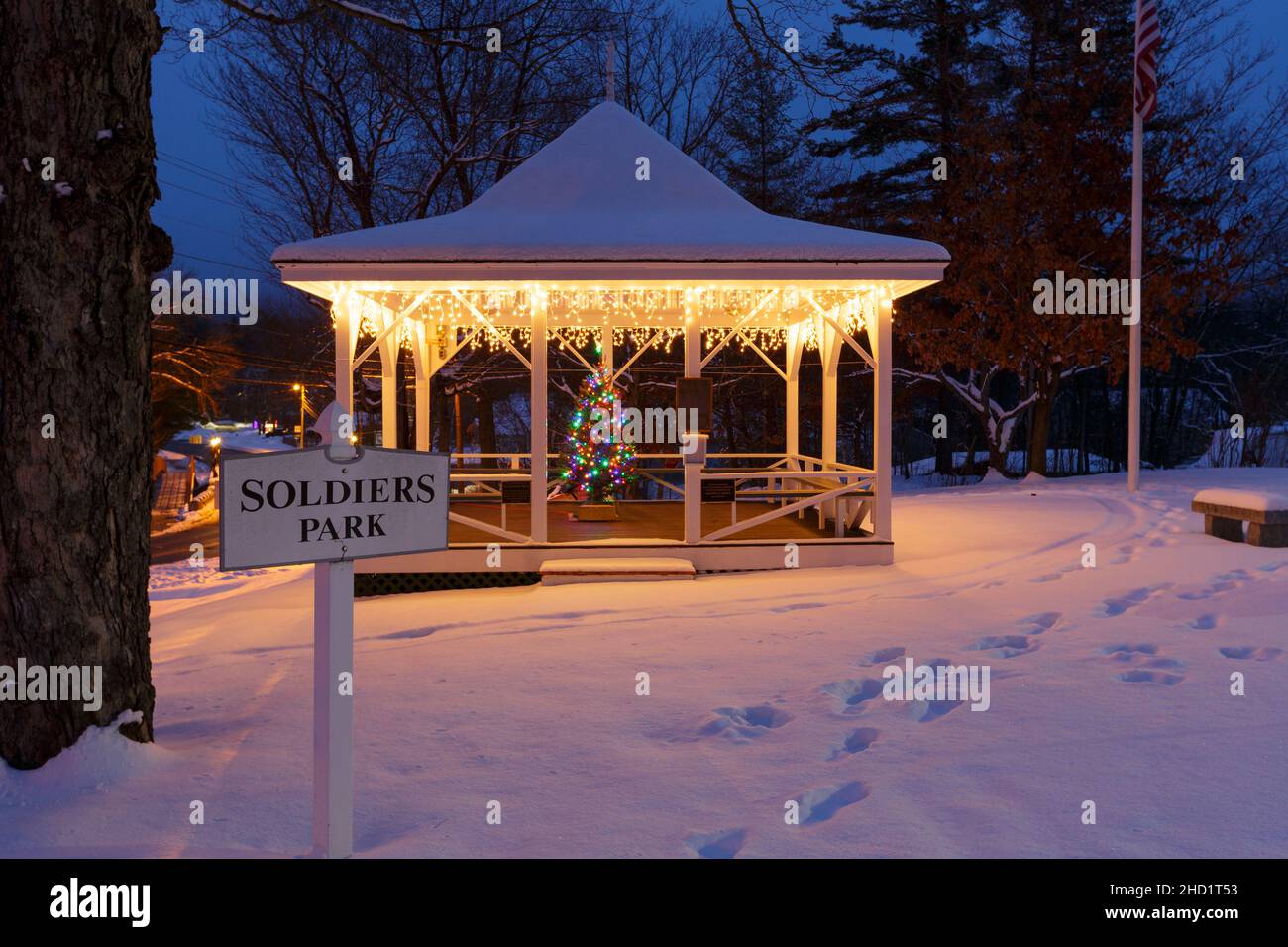 Soldiers Park nel villaggio di North Woodstock, New Hampshire presto al mattino durante il mese di gennaio. Foto Stock