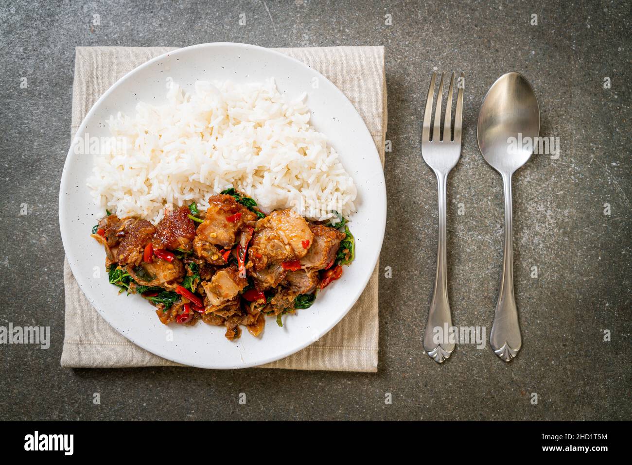 Pancia di maiale croccante fritta in padella e basilico con riso - cibo di strada locale asiatico Foto Stock