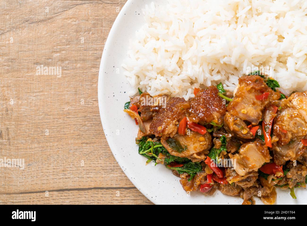 Pancia di maiale croccante fritta in padella e basilico con riso - cibo di strada locale asiatico Foto Stock