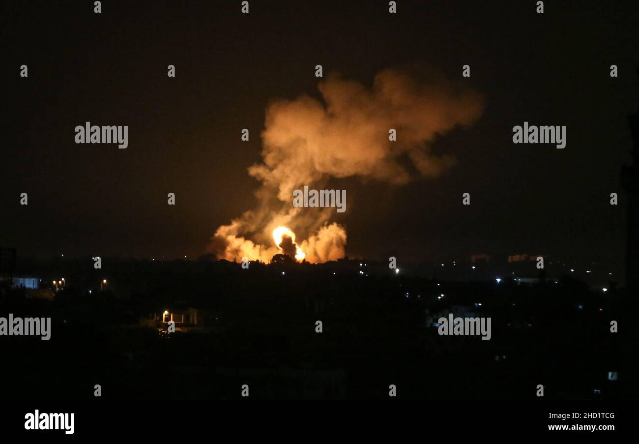 Una palla di fuoco e fumo sale durante gli attacchi aerei israeliani a Khan Yunis, nella striscia meridionale di Gaza, il 2 gennaio 2022. Foto Stock