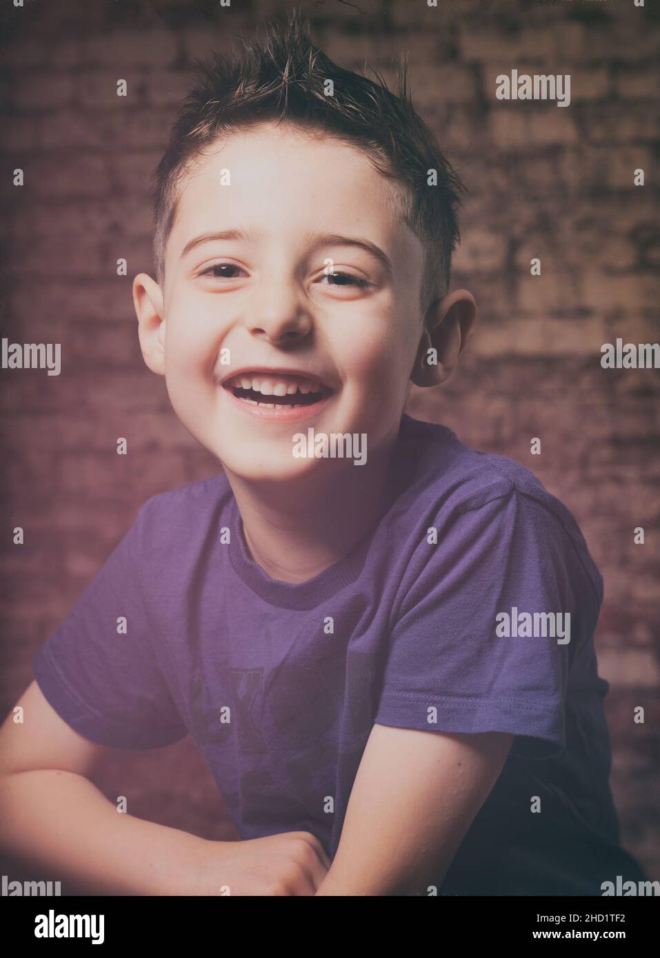 Ritratto di felice gioiosa bella little boy Foto Stock