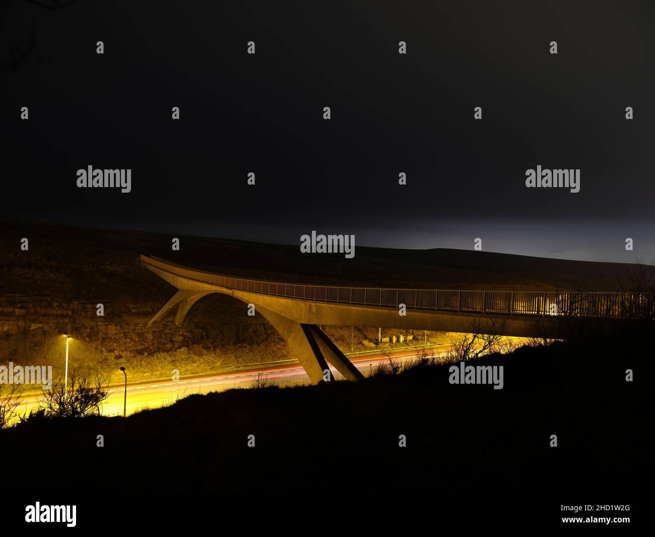Ponte Pennine Way, trasmettitore collina ventoso sopra il M62 Foto Stock