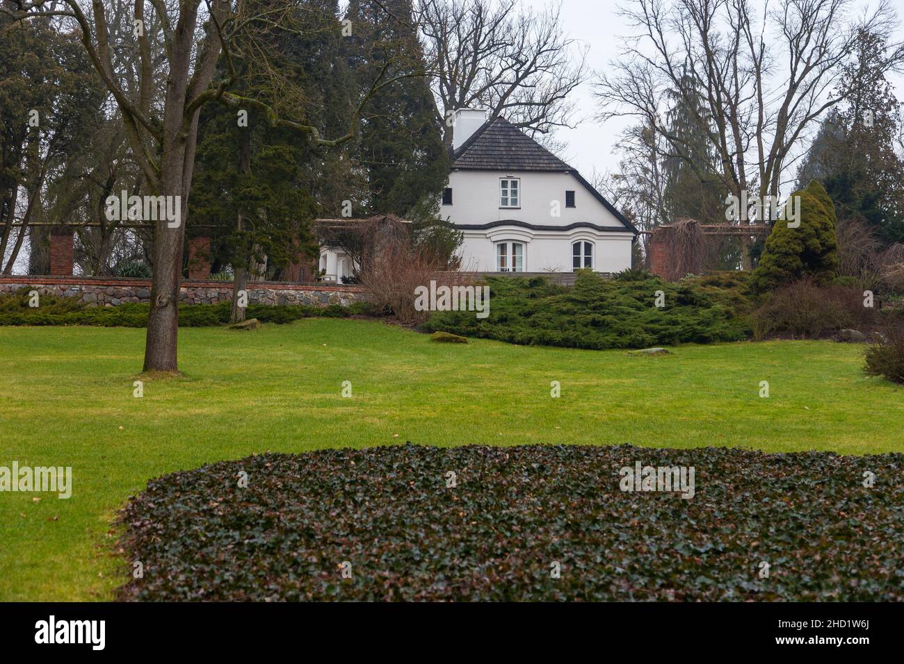 La casa natale di Frederic Chopin, piccola casa con un grande parco naturale sulle rive del fiume Utrata in Zelazowa Wola, Polonia. Foto Stock