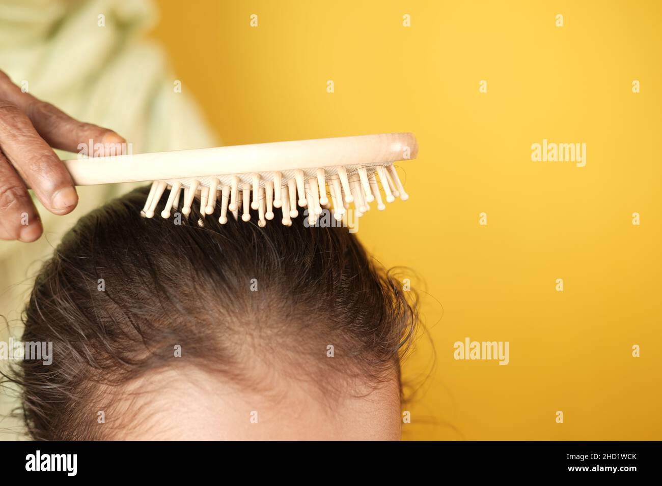 nonna pettinare i capelli del bambino da vicino Foto Stock