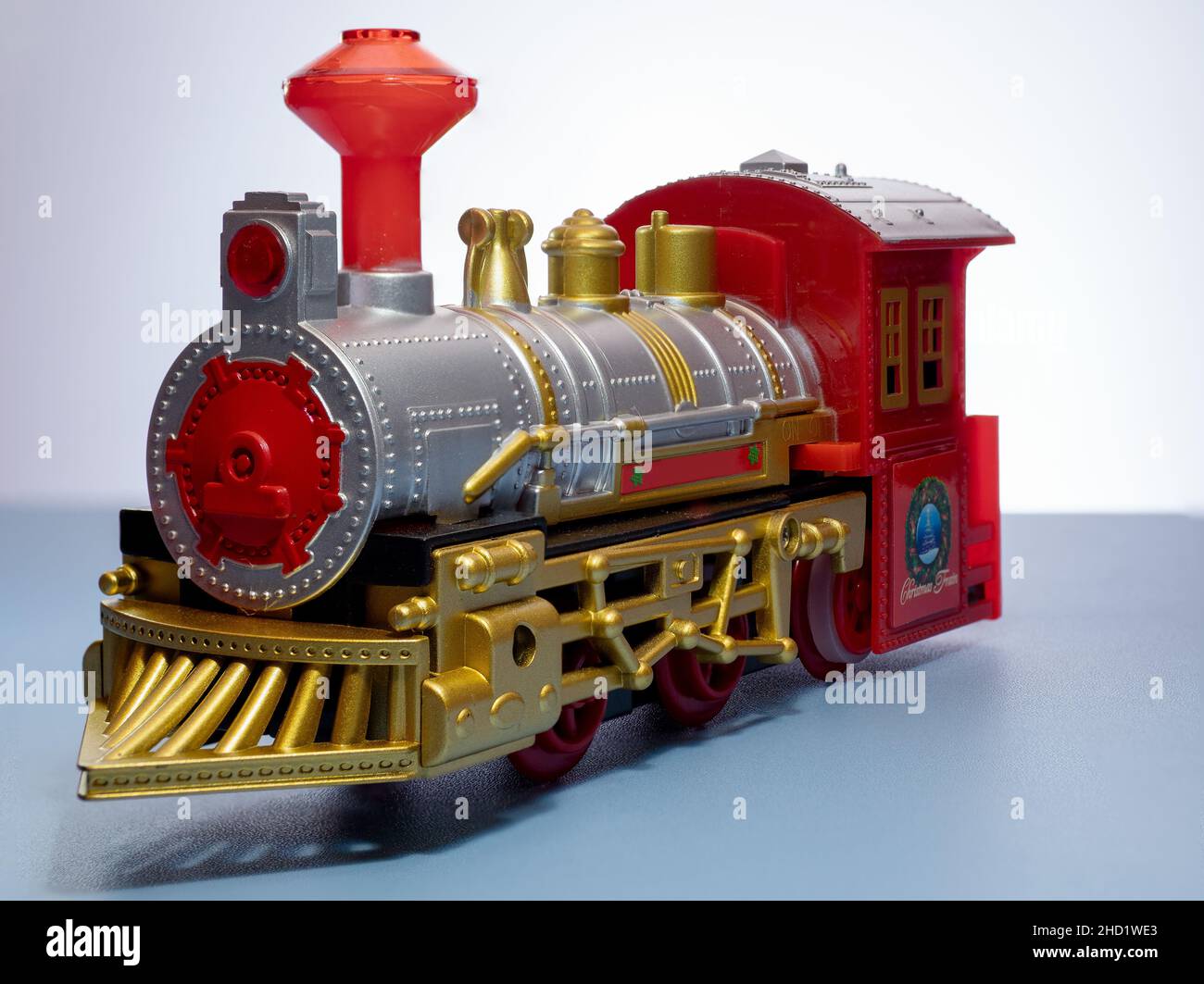 Primo piano del treno giocattolo regalo di Natale bambino sfondo bianco Foto Stock