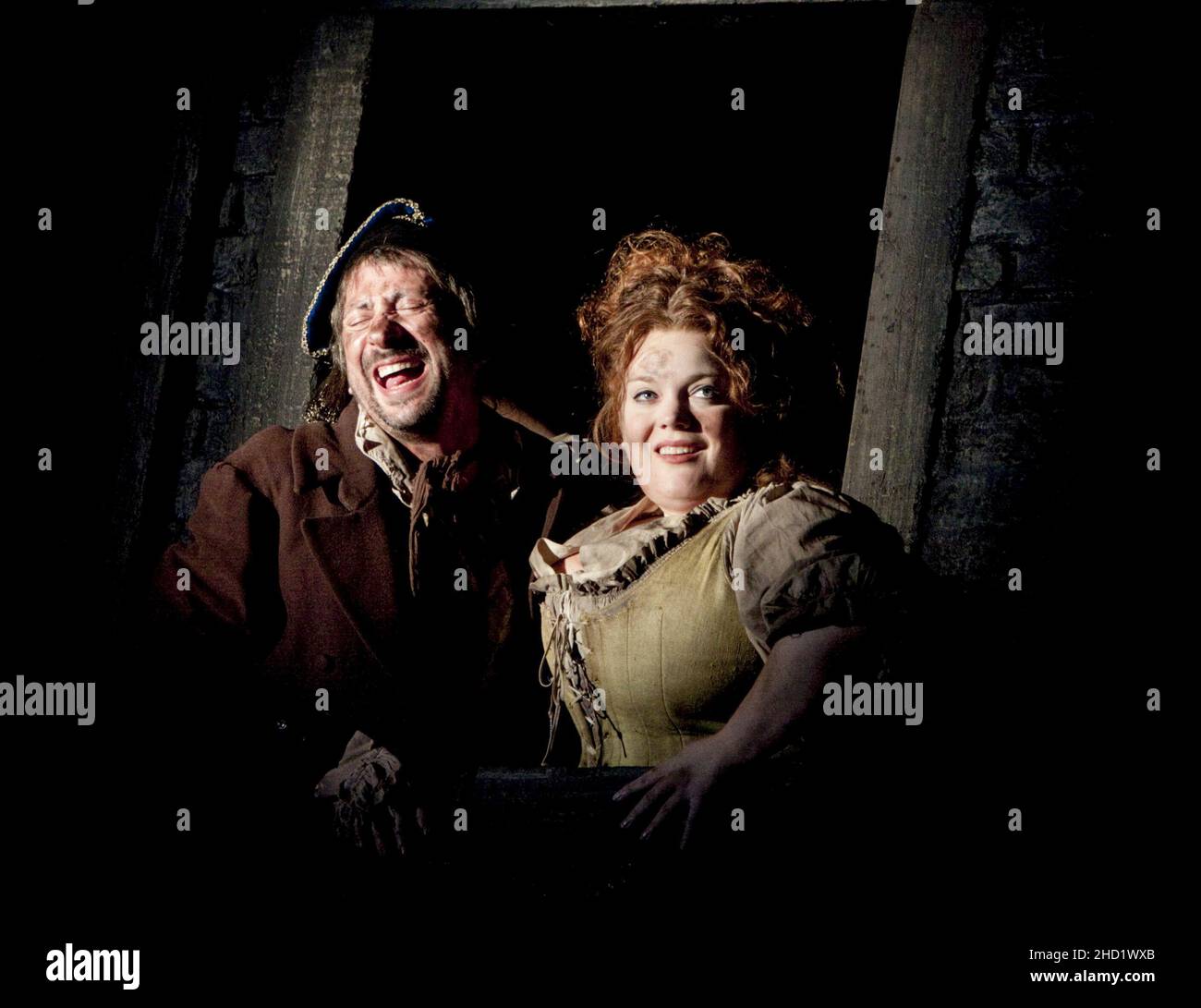Ashley Artus (Thenardier), Lynne Wilmot (Mme Thenardier) a LES MISERABLES al Barbican Theatre, Londra EC2 14/09/2010 musica: Claude-Michel Schönberg testo: Herbert Kretzmer testo originale di Alain Boubil & Jean-Marc NATEL materiale aggiuntivo: James Fenton basato sul romanzo di Victor Hugo produzione originale adattato & diretto da Trevor Nunn & John Caird Set design: Matt Kinley costumi: Andreanne Neofitou illuminazione: Paule Constable registi: Laurence Connor & James Powell Foto Stock