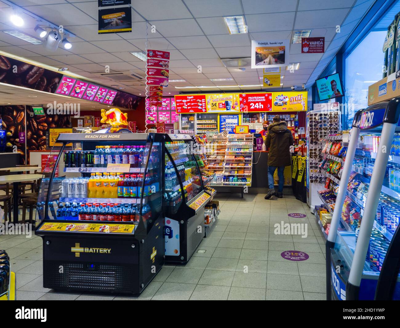 Turku, Finlandia - 24 dicembre 2021: Vista orizzontale del Convenience Store Shell gas Station Cassa e cliente. Foto Stock