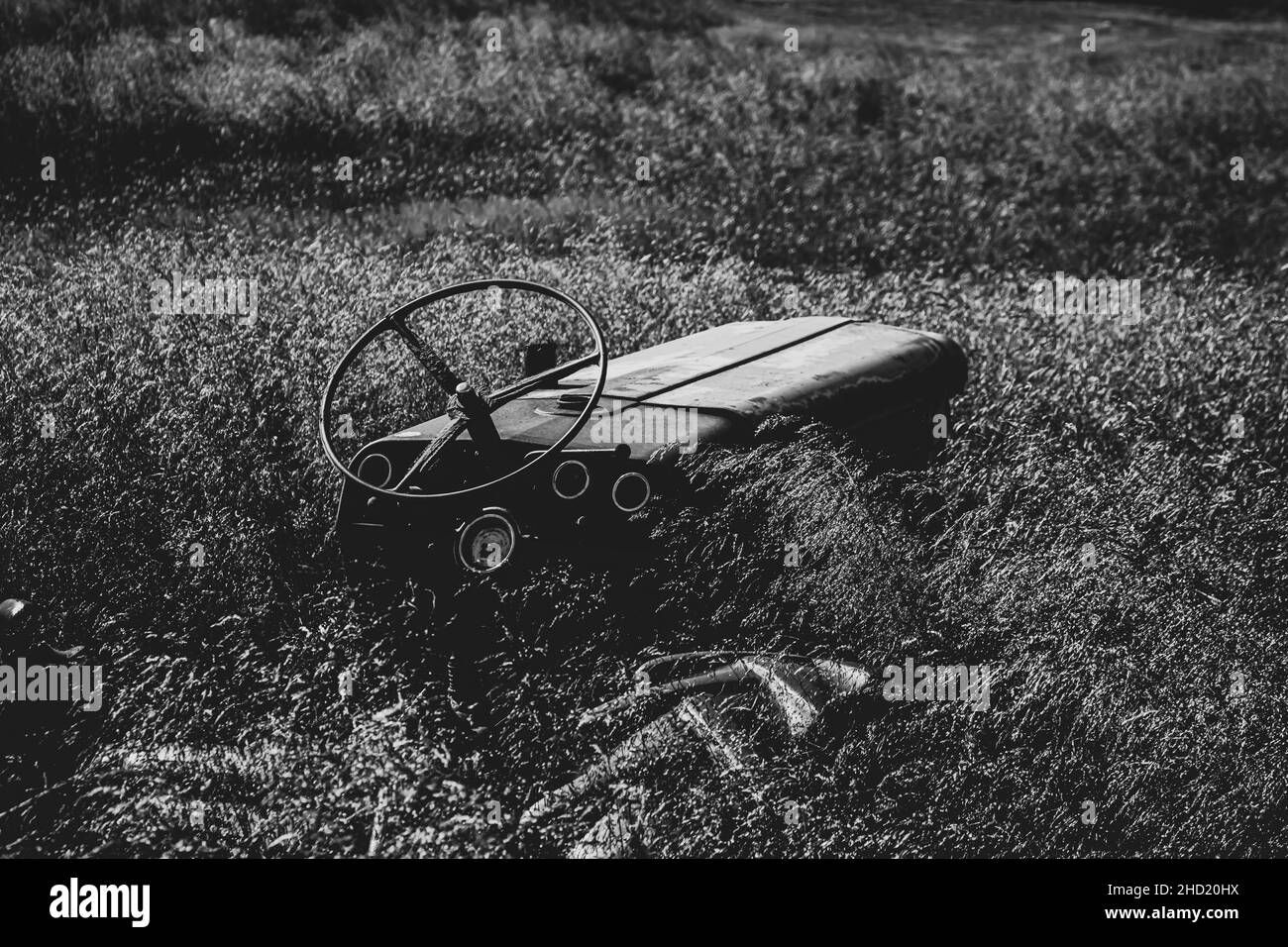 Un trattore in piedi in un campo di erba Foto Stock