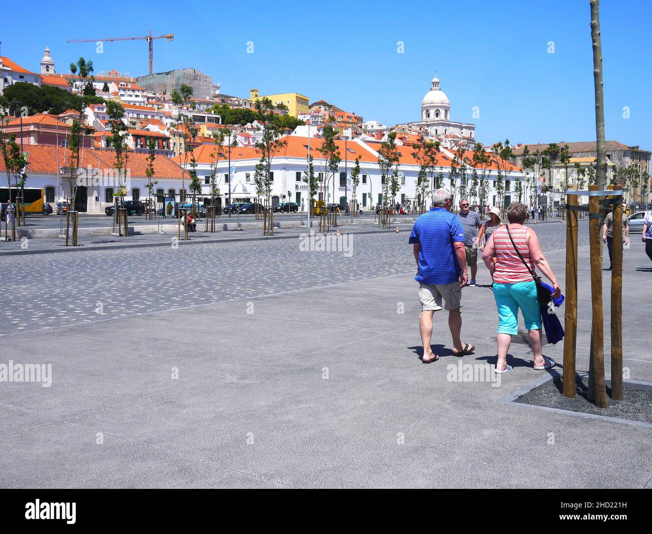 Due turisti che camminano in tempo caldo Foto Stock