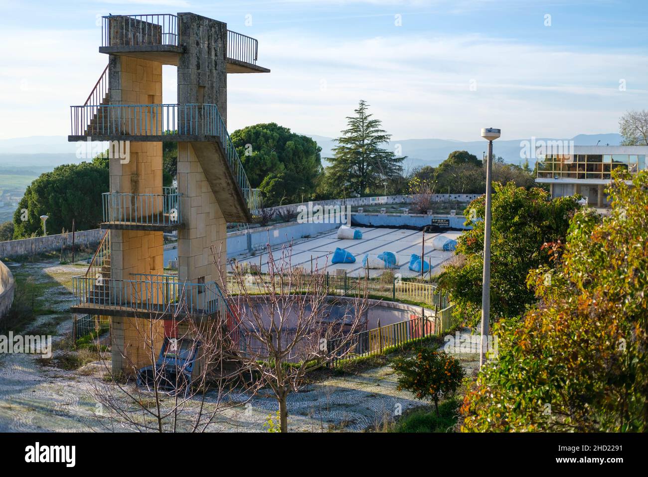 Castelo Branco, Portogallo - Dicembre 31 2021: Torre subacquea abbandonata e piscina a Castelo Branco Portogallo Foto Stock