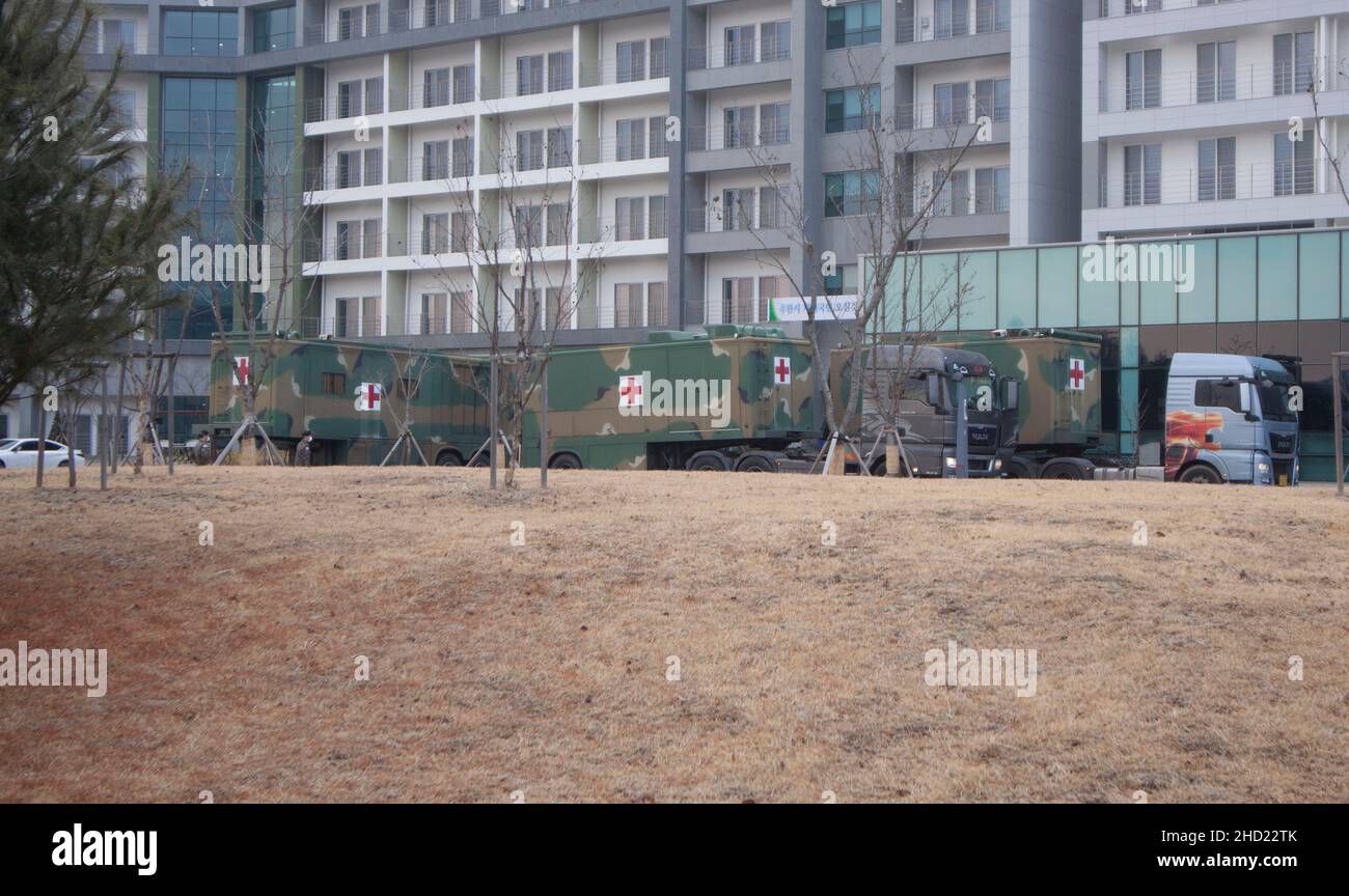 31 gennaio 2020-Jin Cheon, Corea del Sud- il rimorchio del Servizio medico militare sudcoreano arrivò alla struttura statale di Jincheon, circa 90 chilometri a sud-est di Seoul, il 31 gennaio 2020, prima dell'arrivo degli evacuati sudcoreani dalla città cinese di Wuhan, colpita dal coronavirus. Circa 370 evacuati sudcoreani dalla città cinese di Wuhan, colpita dal coronavirus, si sono diretti in 36 autobus di polizia per due alloggi designati dal governo nelle parti centrali della nazione venerdì dopo l'arrivo all'Aeroporto Internazionale di Gimpo nella parte occidentale di Seoul in mattinata. Il primo lotto di 368 residenti sudcoreani di Wuhan, w Foto Stock