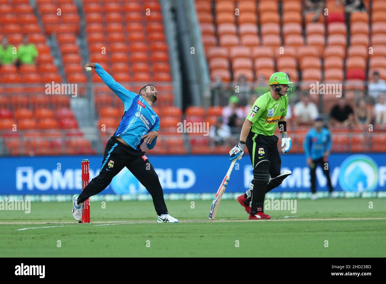 Sydney, Australia. 2nd gennaio 2022; Sydney Showground Stadium, Sydney Olympic Park, NSW, Australia; BBL Big Bash League Cricket, Sydney Thunder contro Adelaide Strikers; Fawad Ahmed di Adelaide Strikers corre in ciotola Credit: Action Plus Sports Images/Alamy Live News Credit: Action Plus Sports Images/Alamy Live News Foto Stock