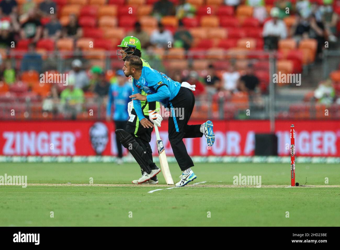 Sydney, Australia. 2nd gennaio 2022; Sydney Showground Stadium, Sydney Olympic Park, NSW, Australia; BBL Big Bash League Cricket, Sydney Thunder Versus Adelaide Strikers; spin bowler Fawad Ahmed of Adelaide Strikers in bowling action Credit: Action Plus Sports Images/Alamy Live News Credit: Action Plus Sports Images/Alamy Live News Foto Stock