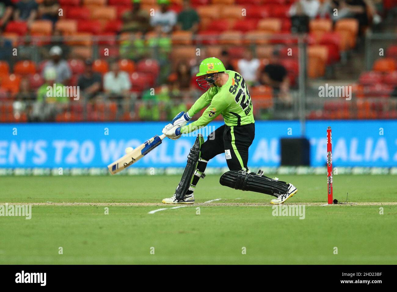Sydney, Australia. 2nd gennaio 2022; Sydney Showground Stadium, Sydney Olympic Park, NSW, Australia; BBL Big Bash League Cricket, Sydney Thunder contro Adelaide Strikers; Matt Gilkes di Sydney Thunder colpisce la palla al di fuori per quattro corse Credit: Action Plus Sports Images/Alamy Live News Credit: Action Plus Sports Images/Alamy Live News Foto Stock