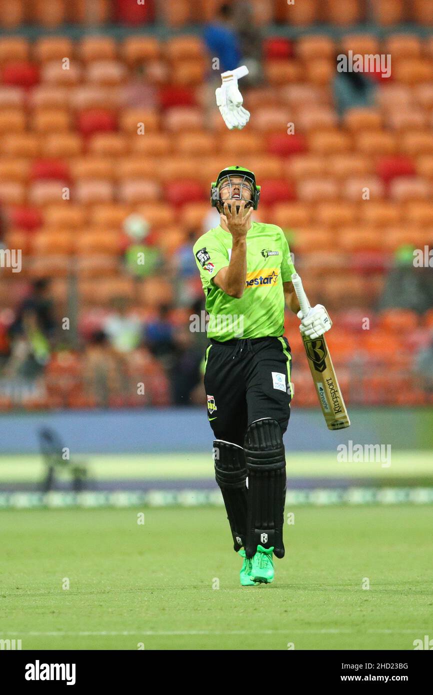 Sydney, Australia. 2nd gennaio 2022; Sydney Showground Stadium, Sydney Olympic Park, NSW, Australia; BBL Big Bash League Cricket, Sydney Thunder contro Adelaide Strikers; Chris Green di Sydney Thunder getta il suo guanto nell'aria in frustrazione di essere catturato sul confine Credit: Action Plus Sports Images/Alamy Live News Credit: Action Plus Sports Images/Alamy Live News Foto Stock