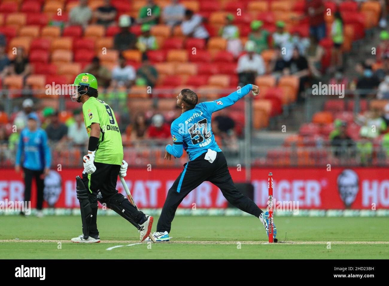 Sydney, Australia. 2nd gennaio 2022; Sydney Showground Stadium, Sydney Olympic Park, NSW, Australia; BBL Big Bash League Cricket, Sydney Thunder Versus Adelaide Strikers; spin bowler Fawad Ahmed of Adelaide Strikers in bowling action Credit: Action Plus Sports Images/Alamy Live News Credit: Action Plus Sports Images/Alamy Live News Foto Stock