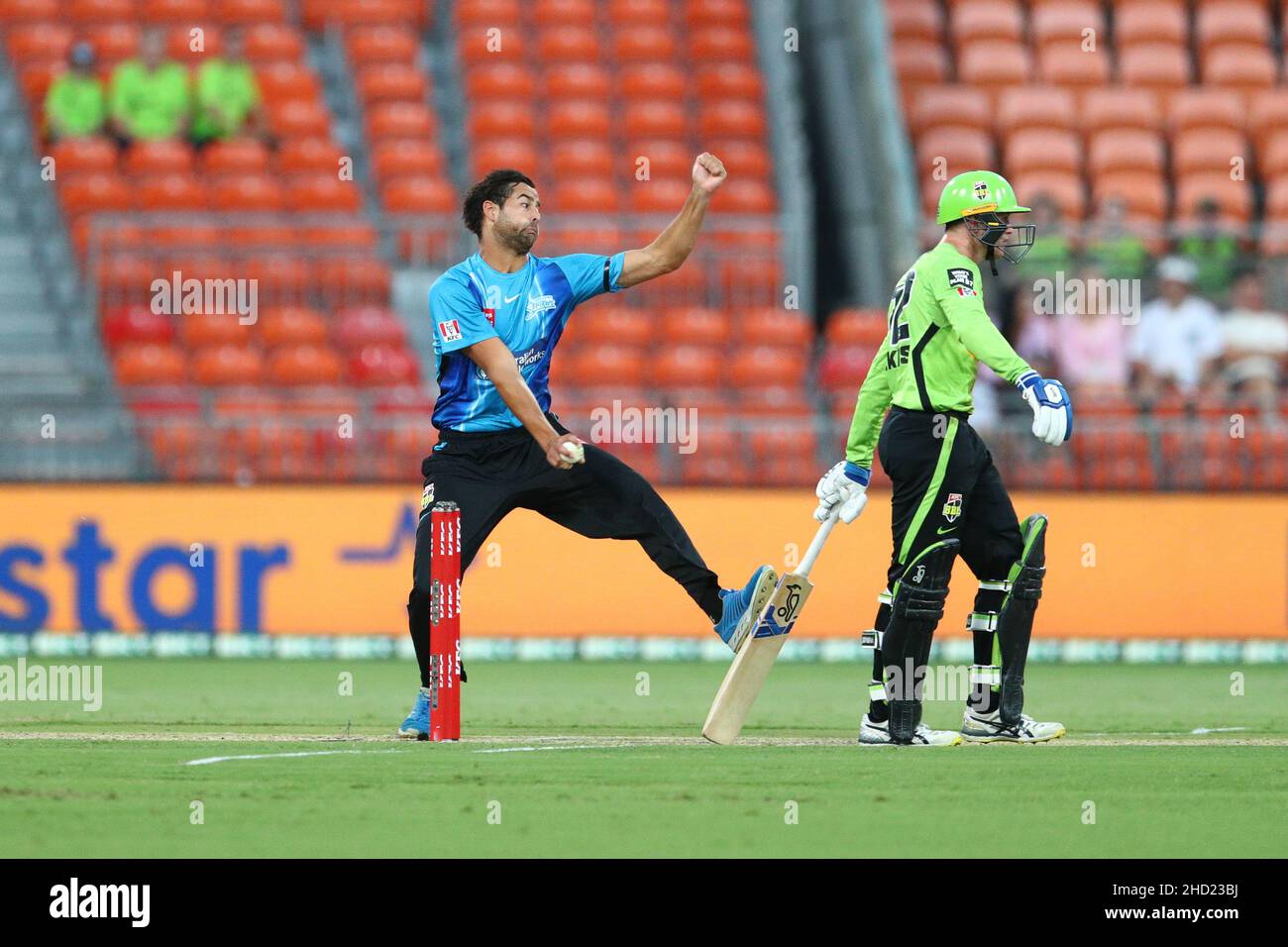 Sydney, Australia. 2nd gennaio 2022; Sydney Showground Stadium, Sydney Olympic Park, NSW, Australia; BBL Big Bash League Cricket, Sydney Thunder Versus Adelaide Strikers; Wes Agar of Adelaide Strikers in bowling action Credit: Action Plus Sports Images/Alamy Live News Credit: Action Plus Sports Images/Alamy Live News Foto Stock
