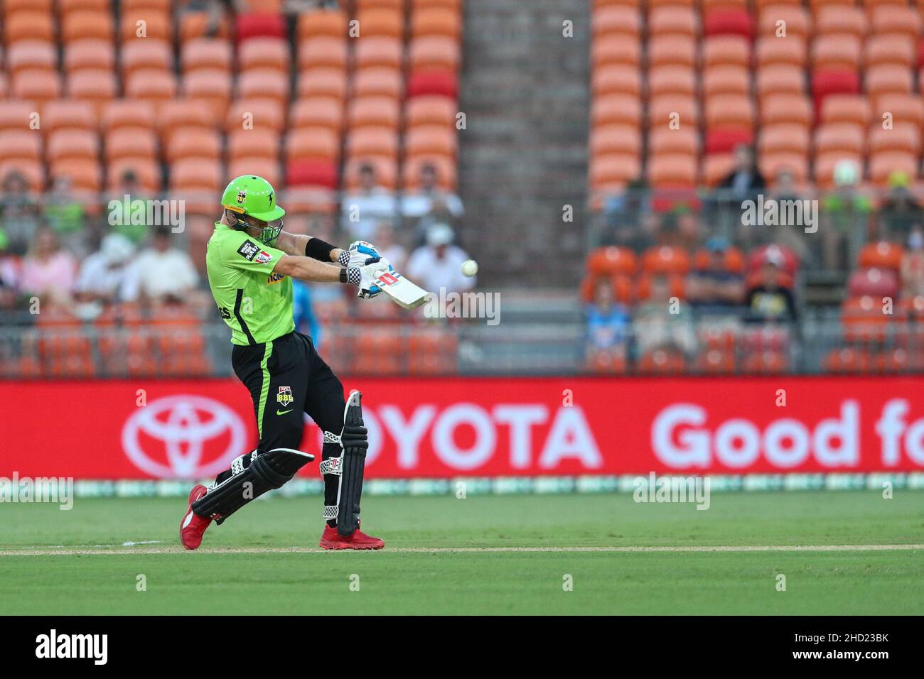 Sydney, Australia. 2nd gennaio 2022; Sydney Showground Stadium, Sydney Olympic Park, NSW, Australia; BBL Big Bash League Cricket, Sydney Thunder contro Adelaide Strikers; Matt Gilkes di Sydney Thunder colpisce la palla del mezzo del bat credito: Action Plus Sports Images/Alamy Live News Credit: Action Plus Sports Images/Alamy Live News Foto Stock