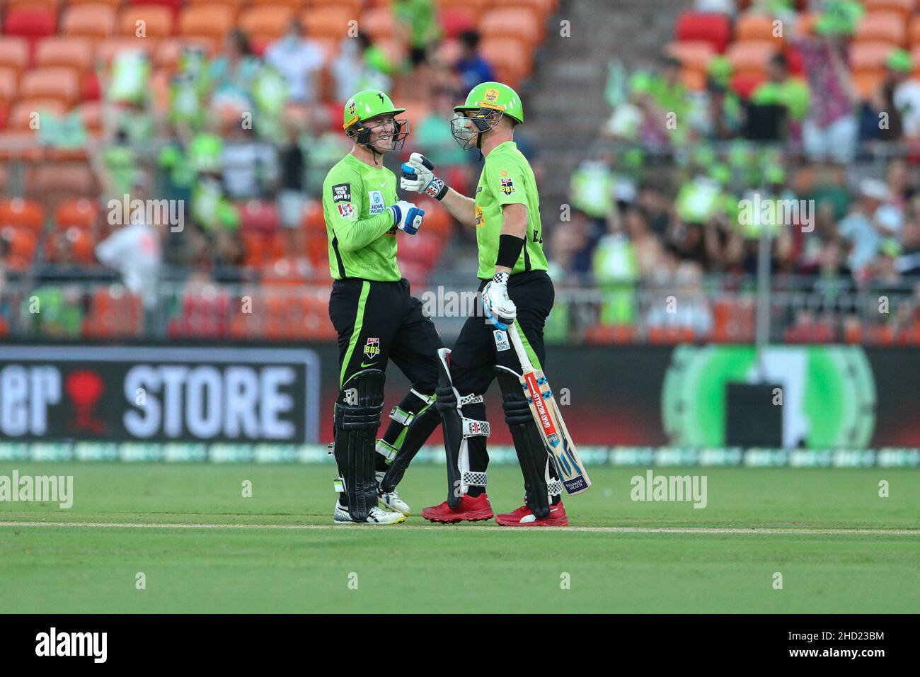 Sydney, Australia. 2nd gennaio 2022; Sydney Showground Stadium, Sydney Olympic Park, NSW, Australia; BBL Big Bash League Cricket, Sydney Thunder contro Adelaide Strikers; Matt Gilkes e ben taglio del Thunder di Sydney tattiche di scambio nel mezzo del wicket credito: Action Plus Sports Images/Alamy Live News Credit: Action Plus Sports Images/Alamy Live News Foto Stock